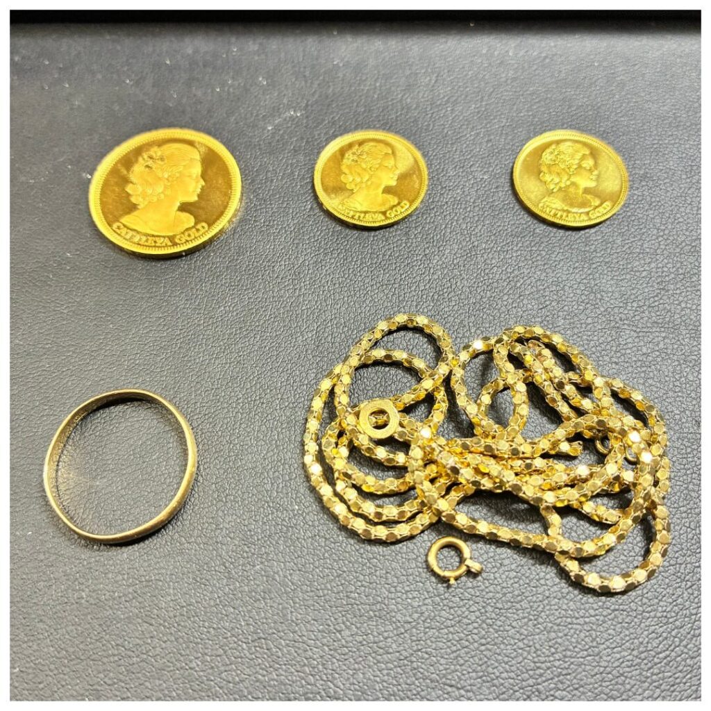 金のコインやアクセサリーの画像