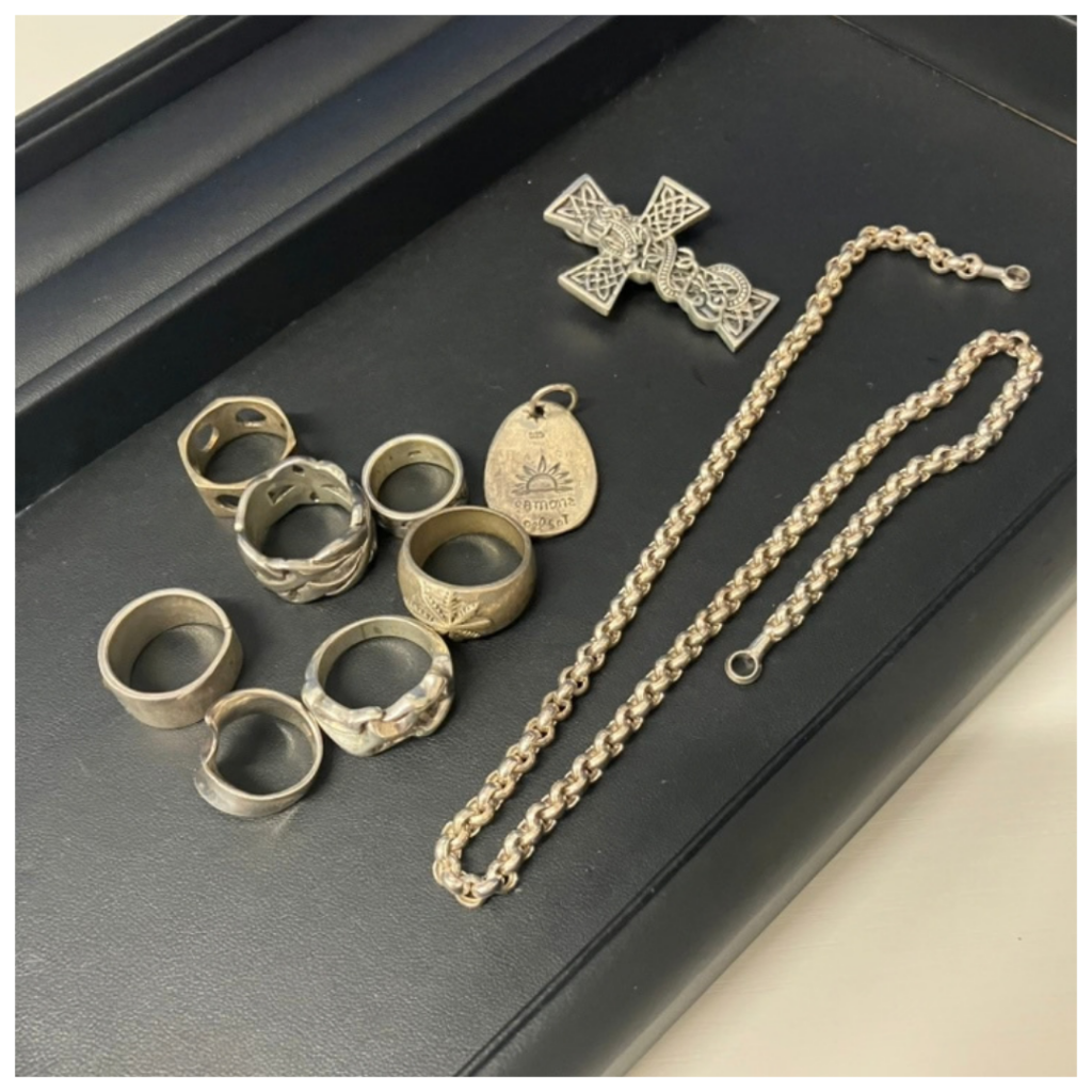 シルバーのアクセサリーの画像