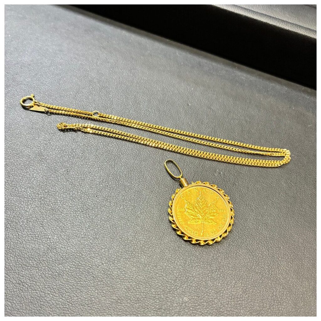 金のアクセサリーの画像