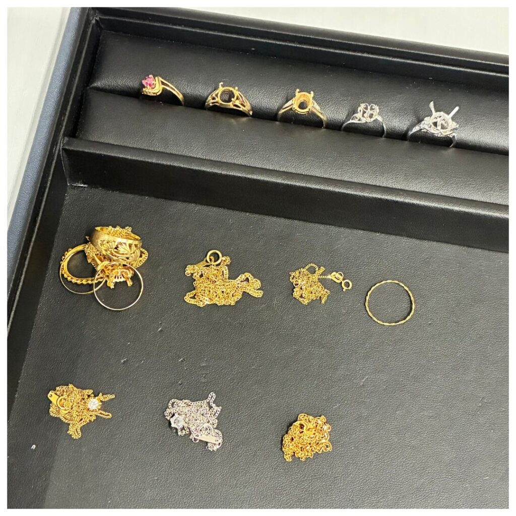 金とプラチナのアクセサリーの画像