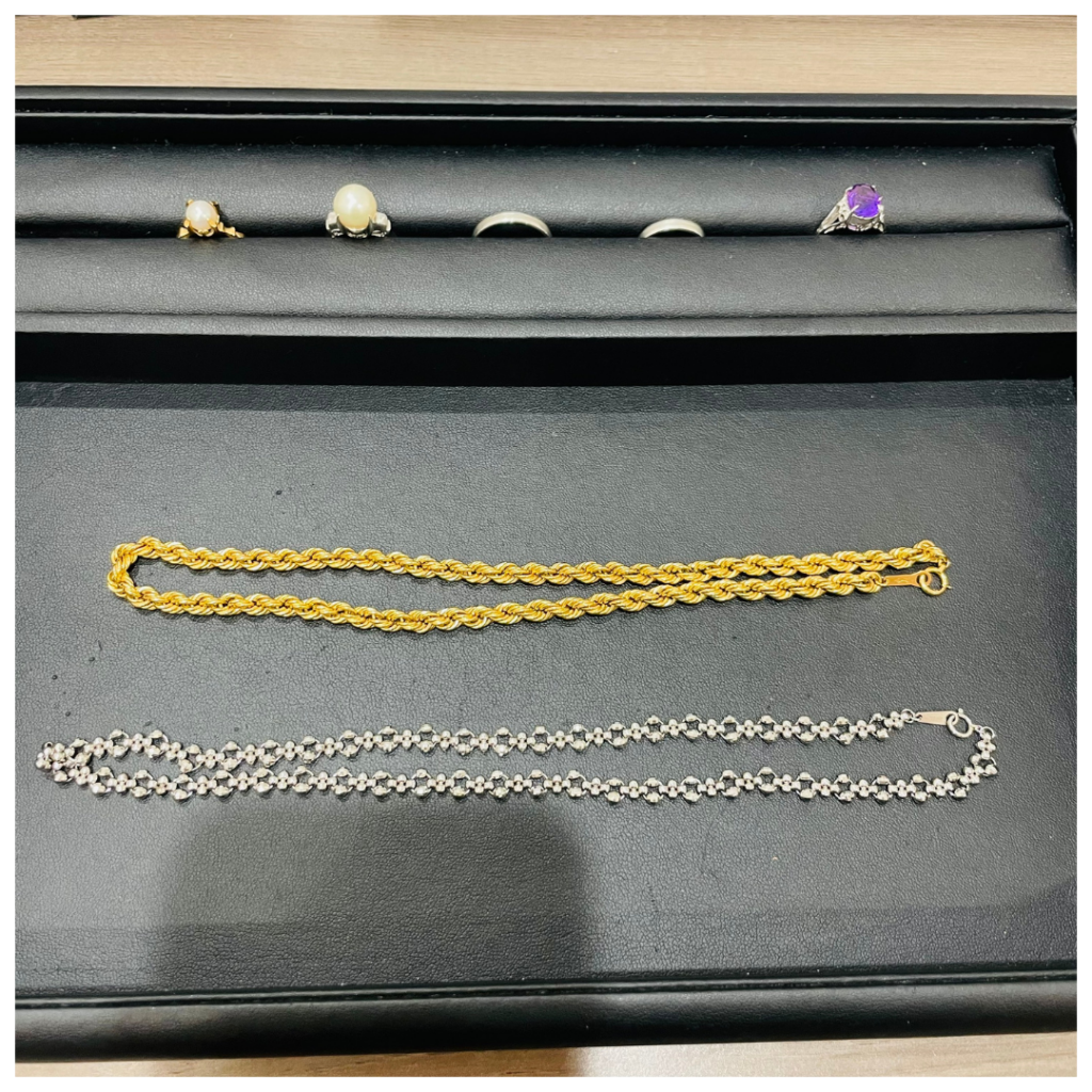 金とプラチナのアクセサリーの画像