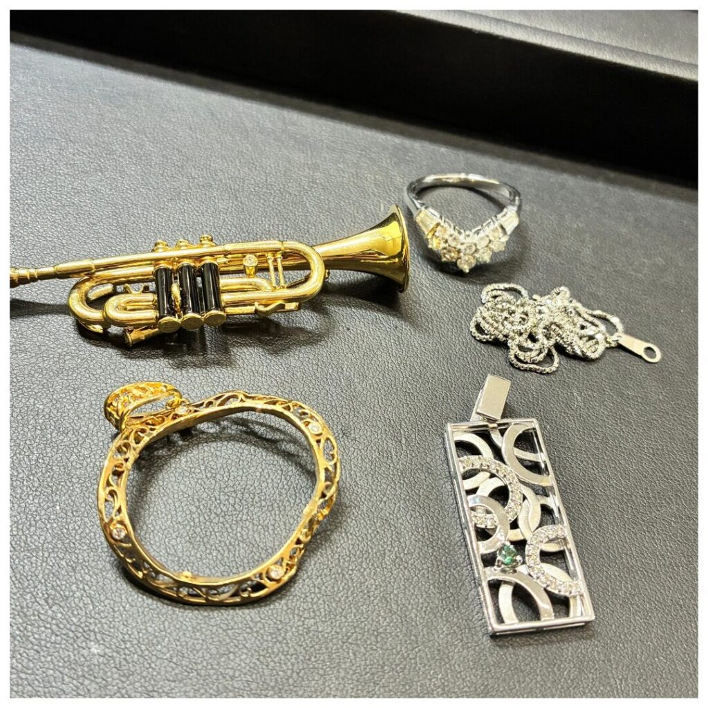 金とプラチナのアクセサリーの画像