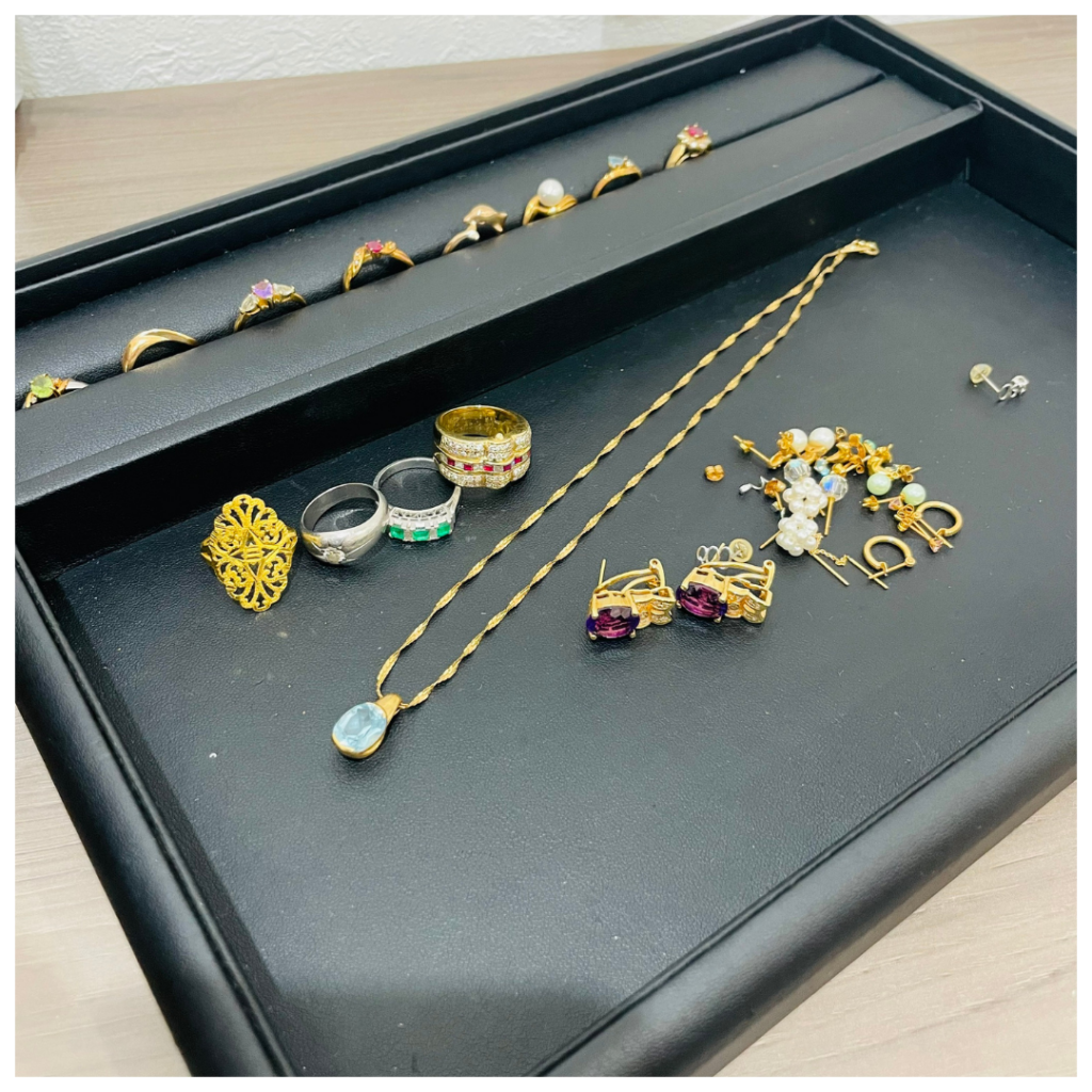 金とプラチナのアクセサリーの画像