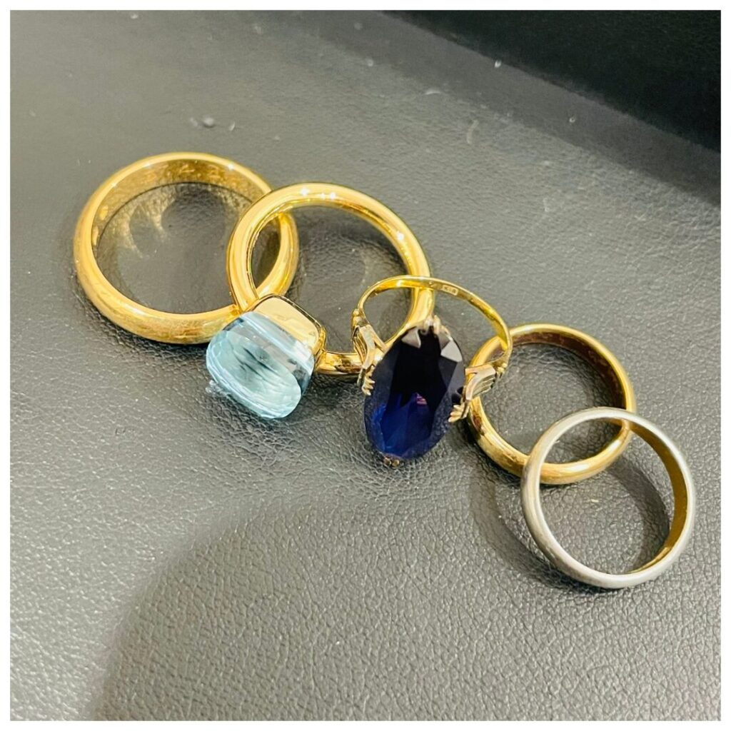 金とプラチナのアクセサリーの画像