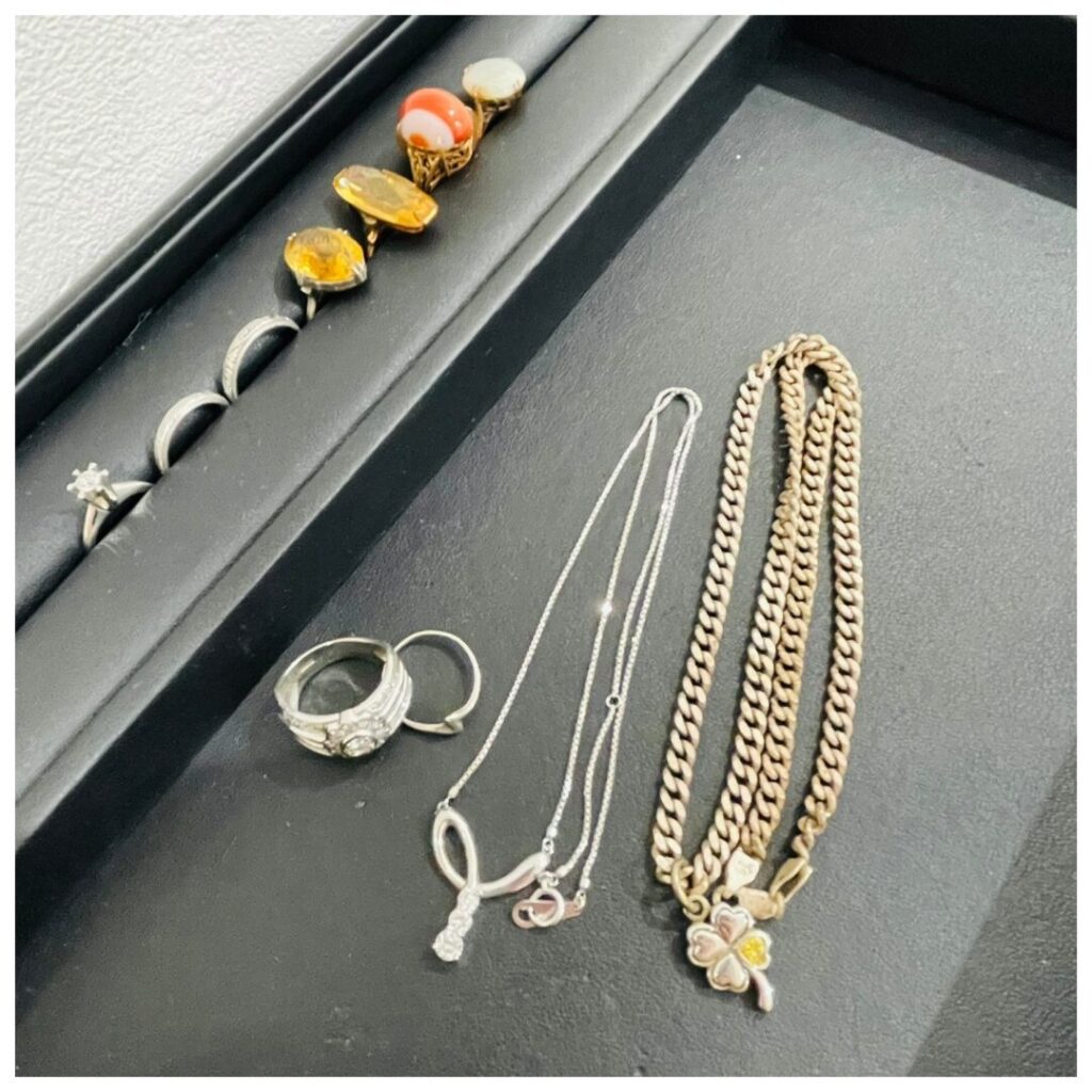 金とプラチナのアクセサリーの画像