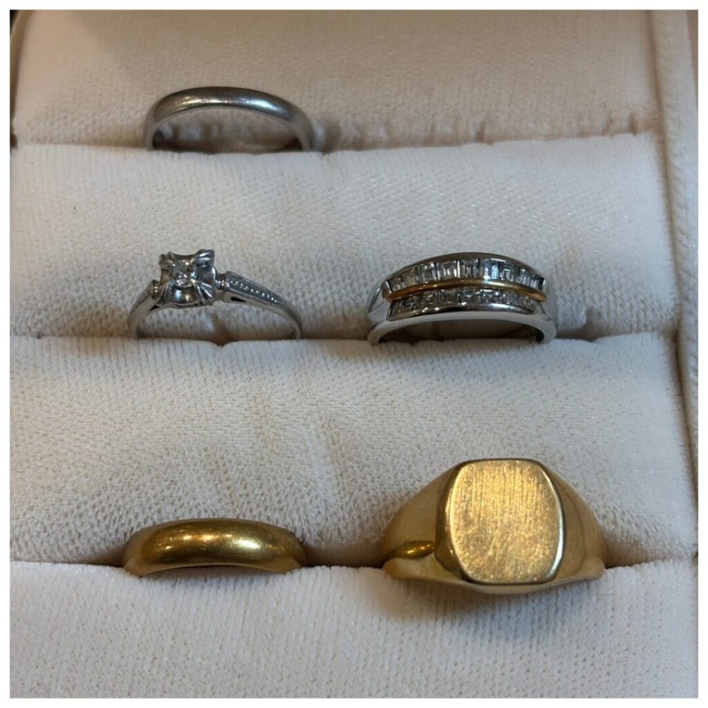金とプラチナのアクセサリーの画像