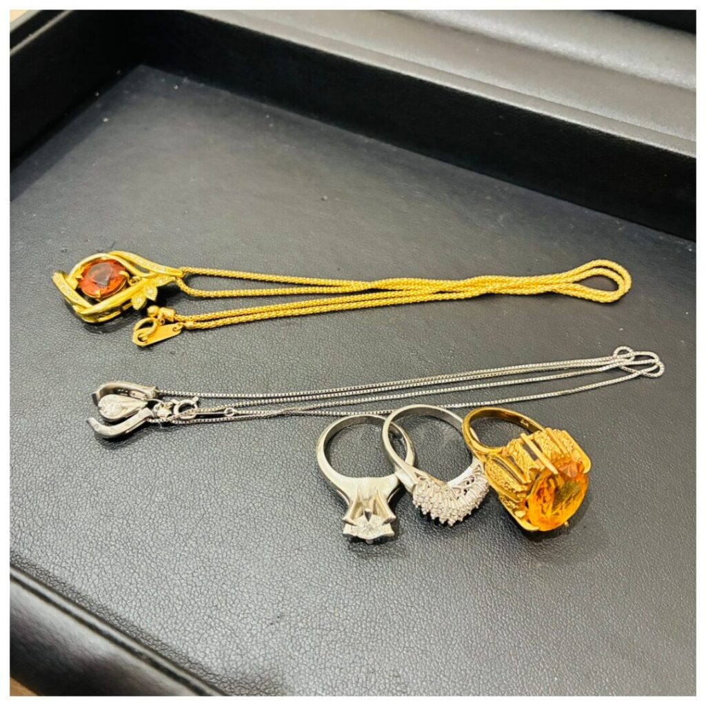 金とプラチナのアクセサリーの画像