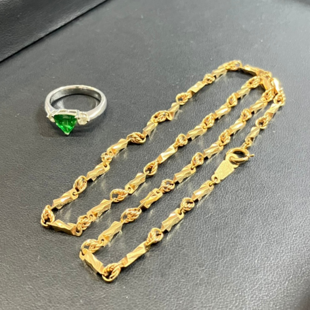 金とプラチナのアクセサリーの画像