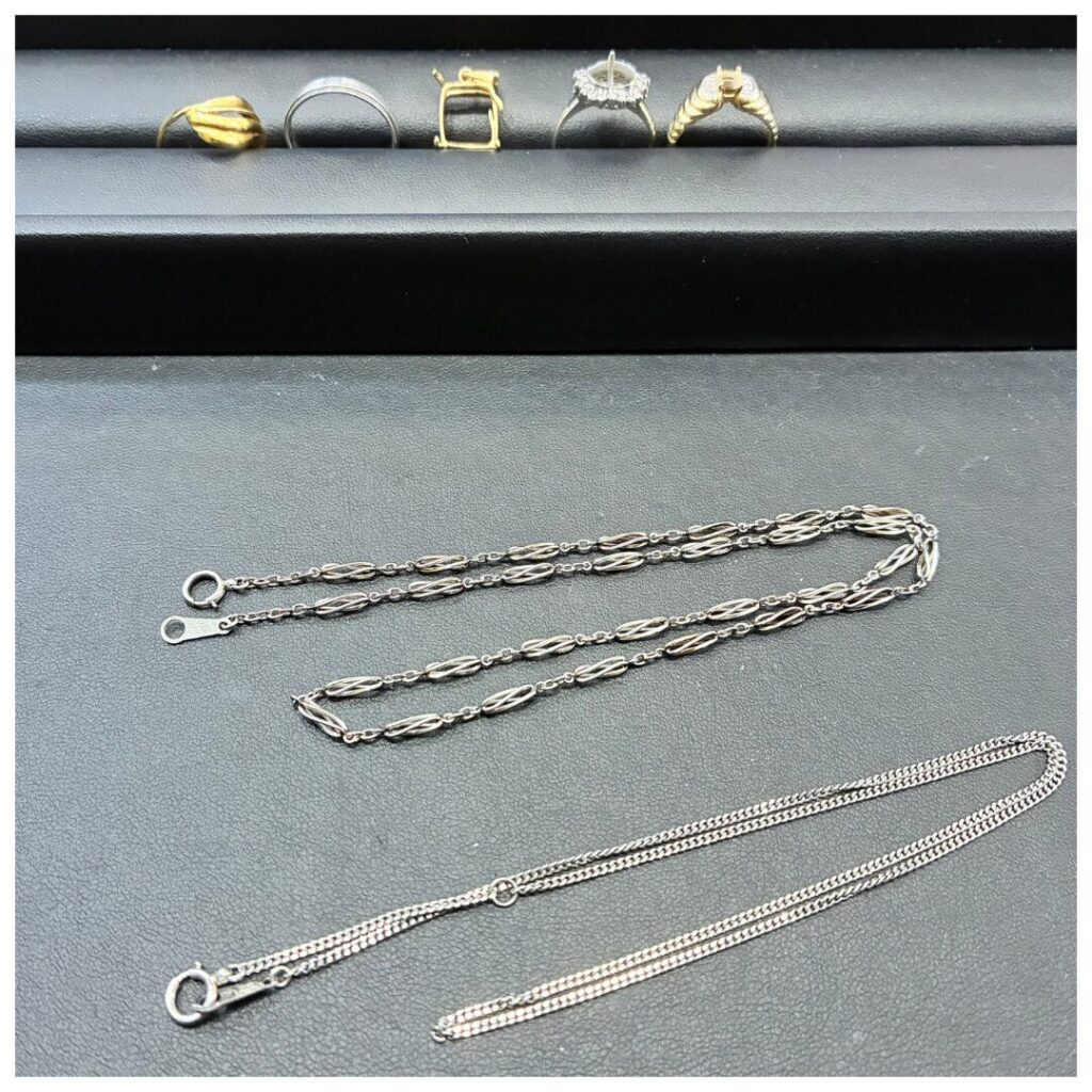 金とプラチナのアクセサリーの画像