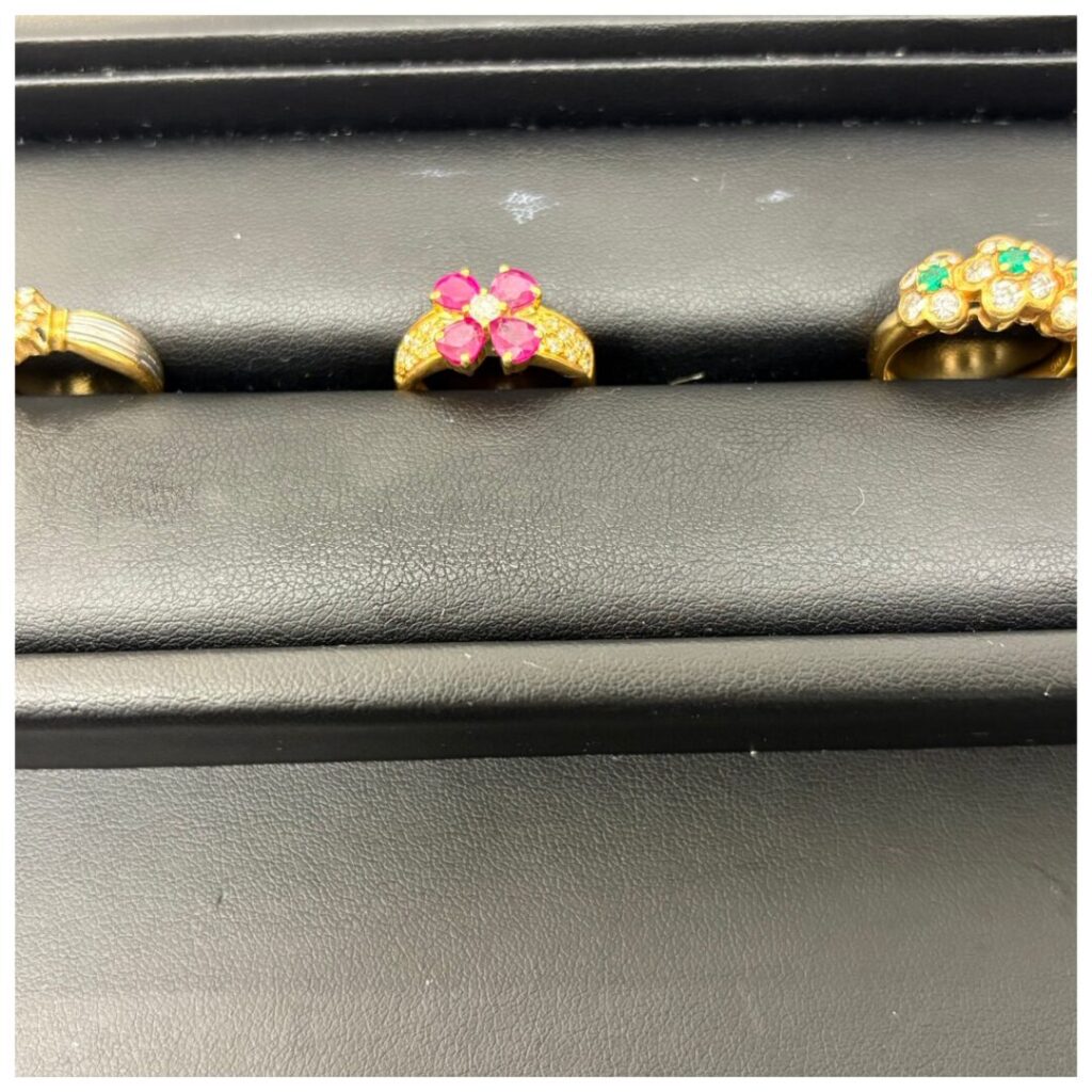 金とプラチナのアクセサリーの画像