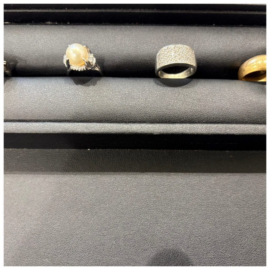 金とプラチナのアクセサリーの画像