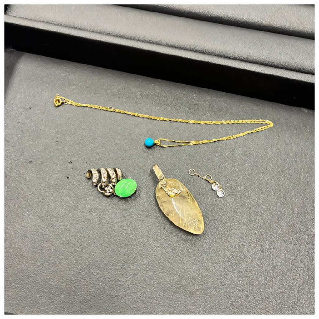 金とシルバーのアクセサリーの画像