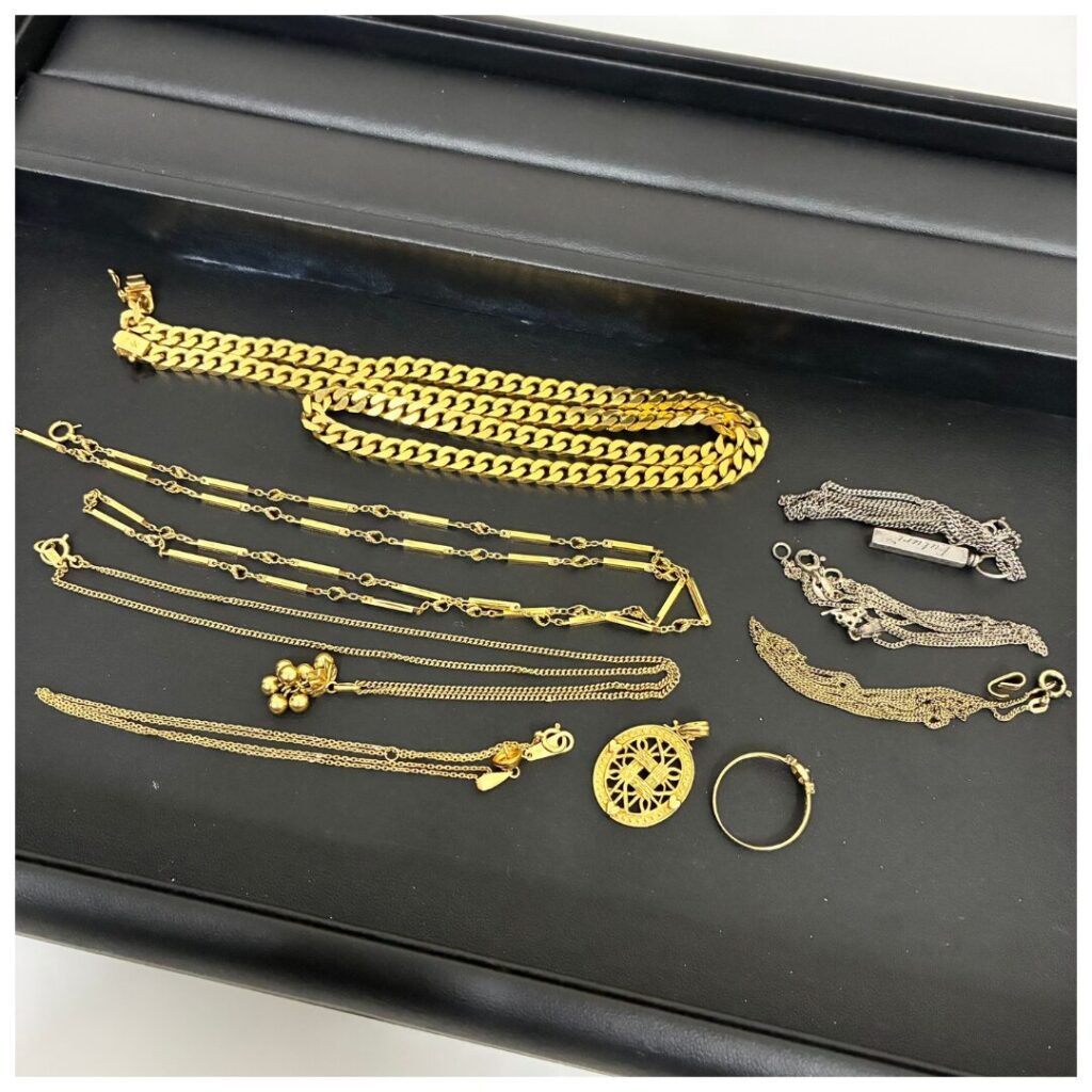 金とシルバーのアクセサリーの画像