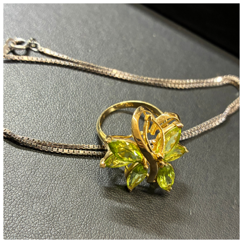 金とシルバーのアクセサリーの画像