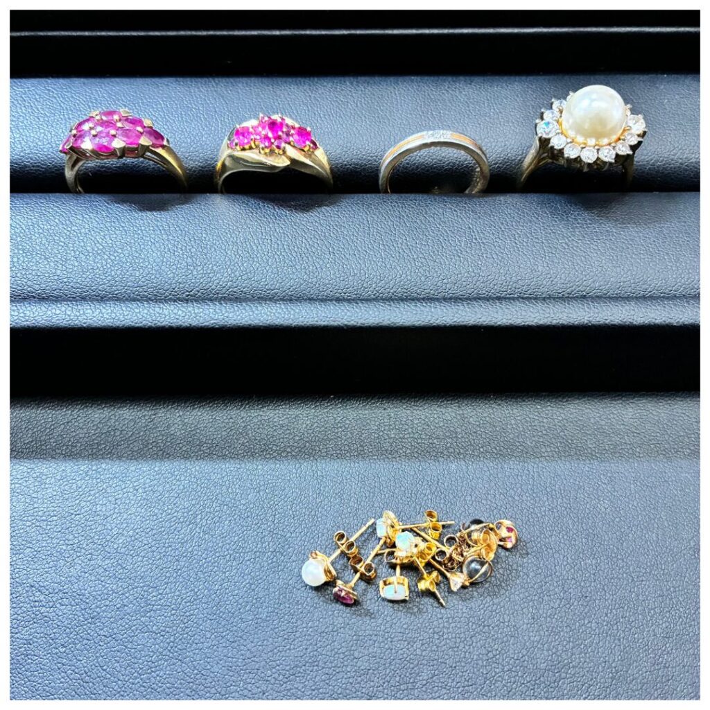 金とシルバーのアクセサリーの画像