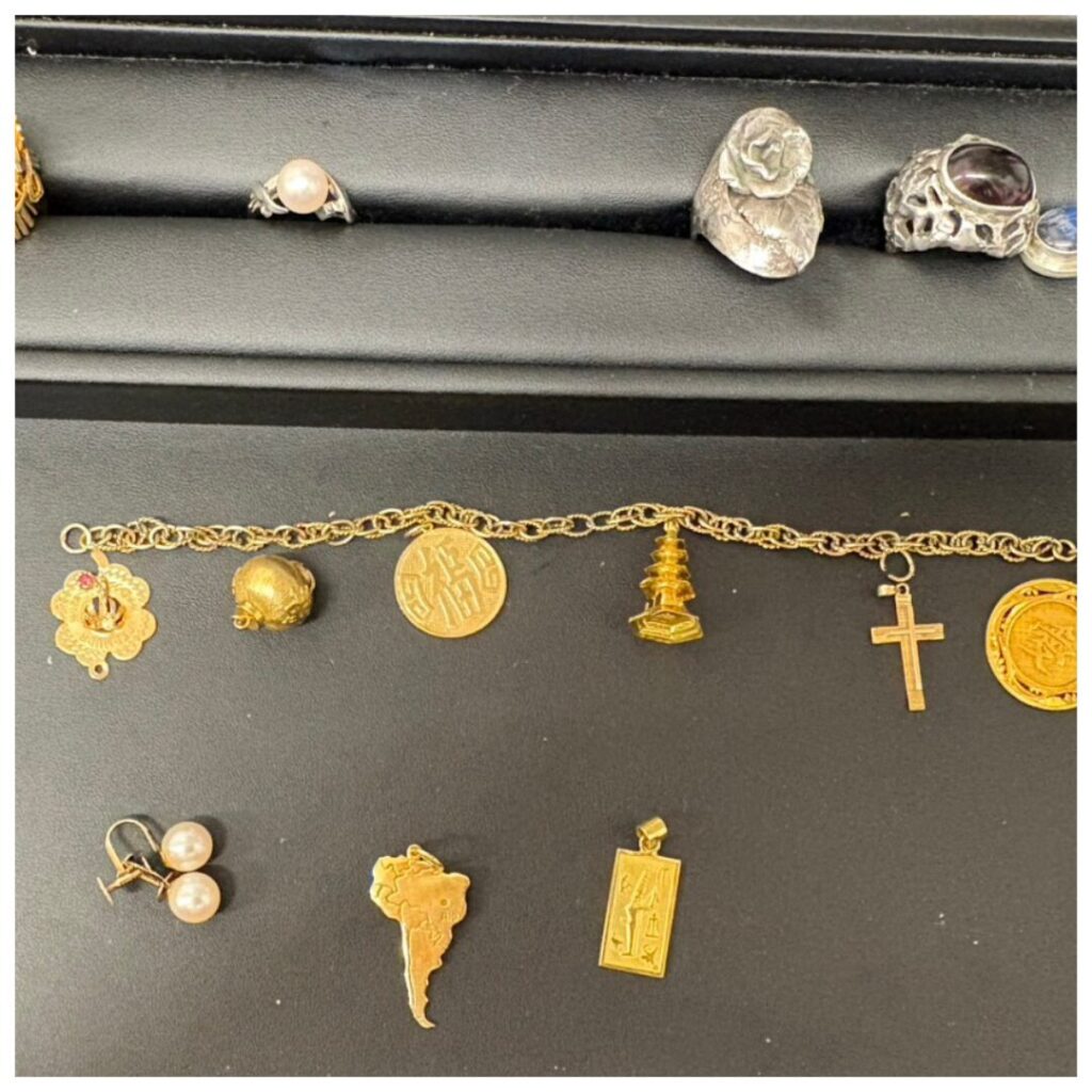 金とシルバーのアクセサリーの画像