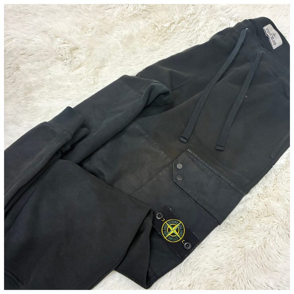 ストーンアイランドのスウェットパンツの画像
