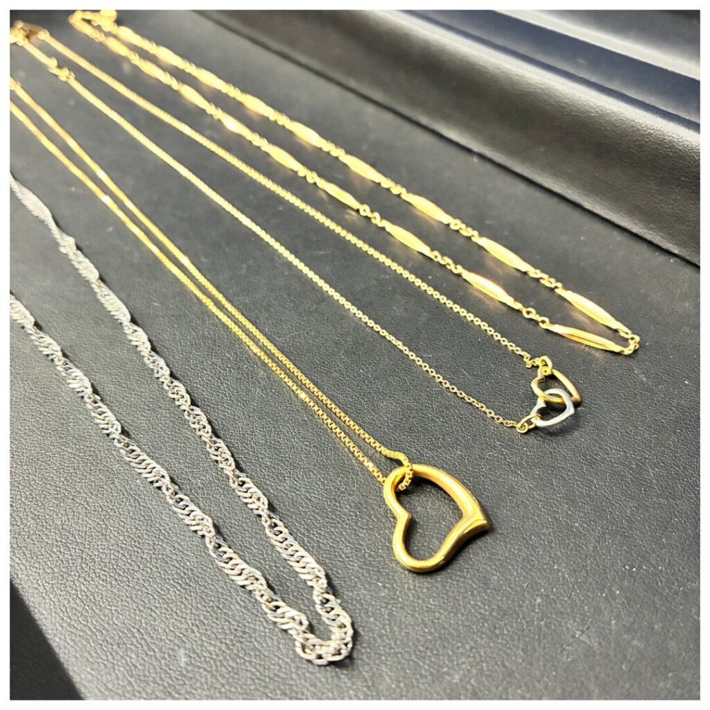 金やプラチナのネックレスの画像