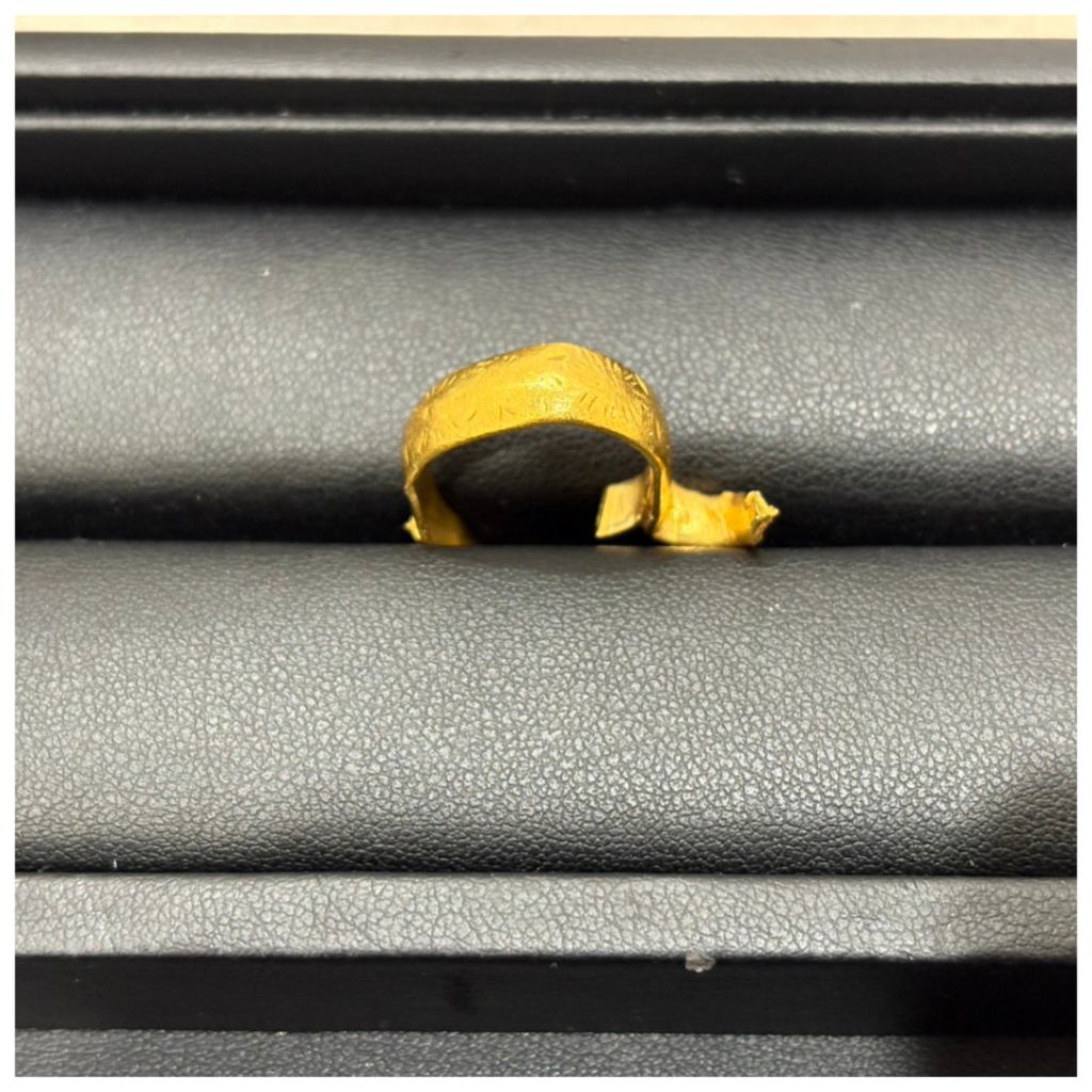 純金のリングの画像
