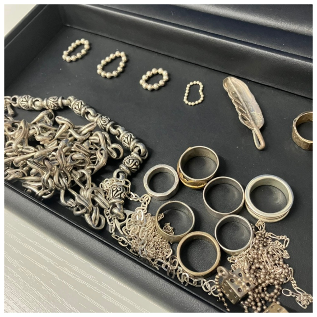 シルバーのアクセサリーの画像