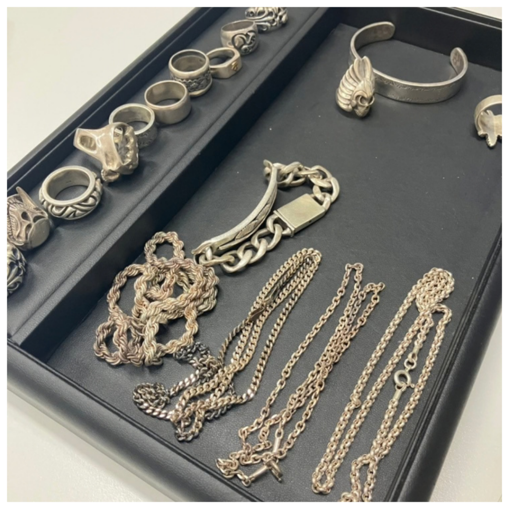 シルバーのアクセサリーの画像