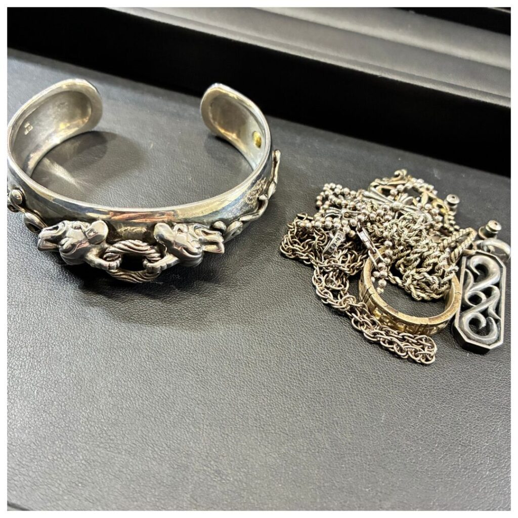 シルバーのアクセサリーの画像