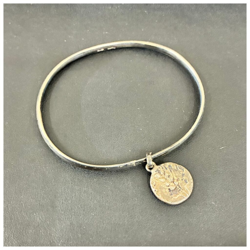 シルバーのアクセサリーの画像