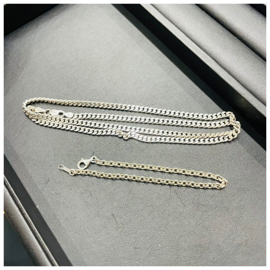 シルバーのアクセサリーの画像