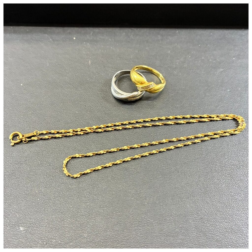 金とプラチナのアクセサリーの画像