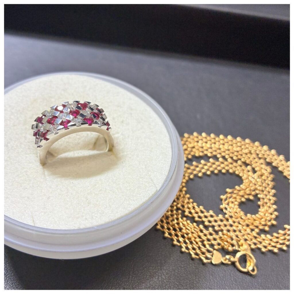 金のアクセサリーの画像