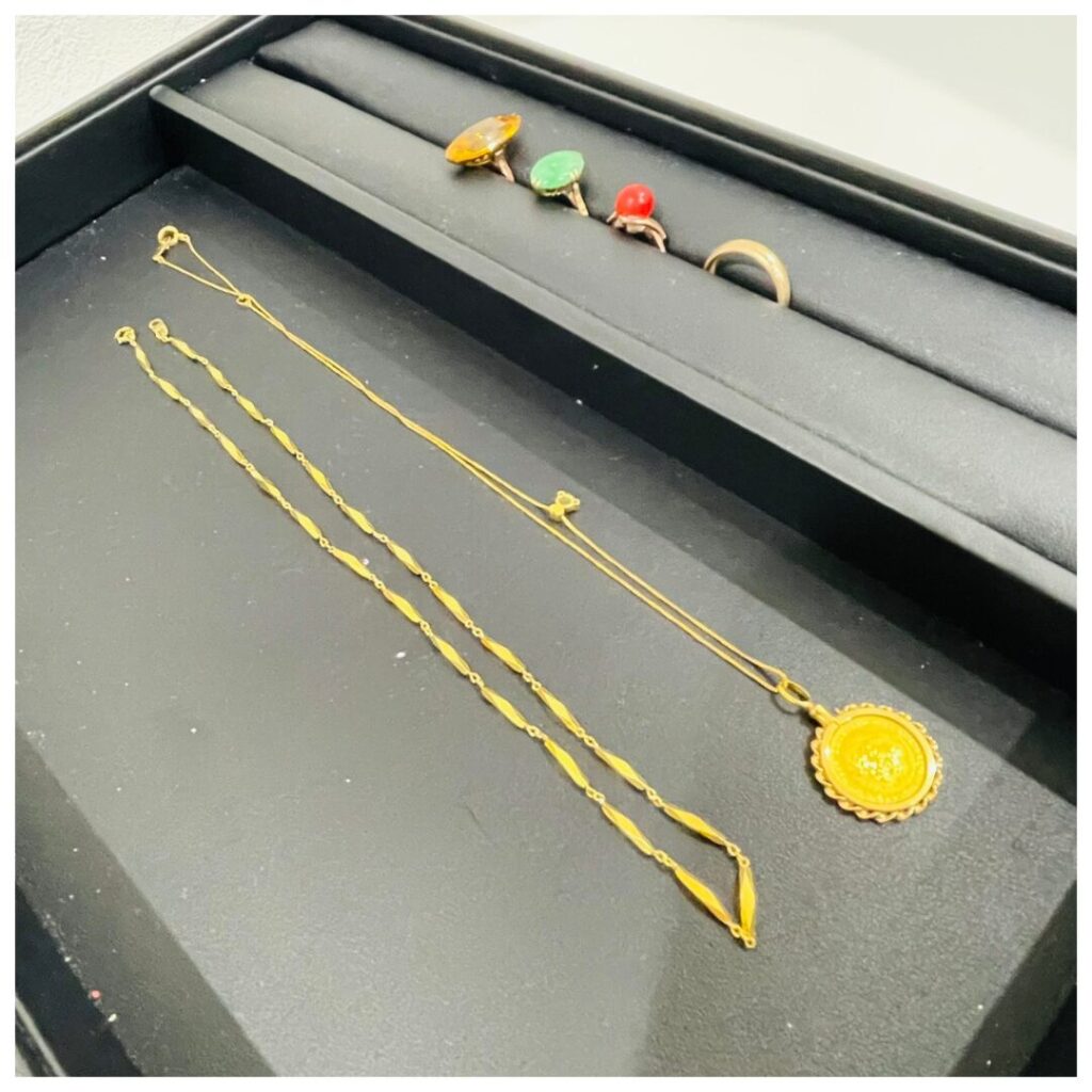 金のアクセサリーの画像