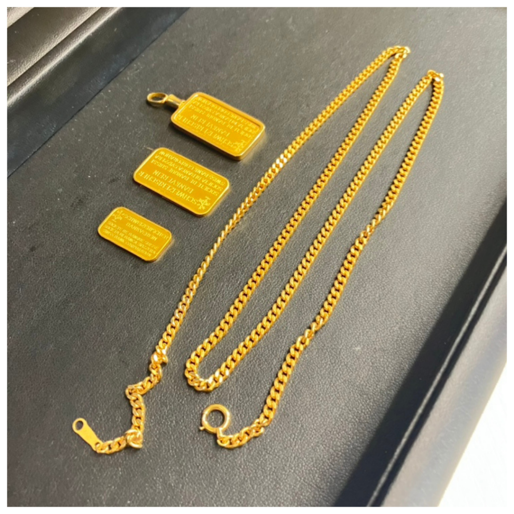 金のアクセサリーの画像
