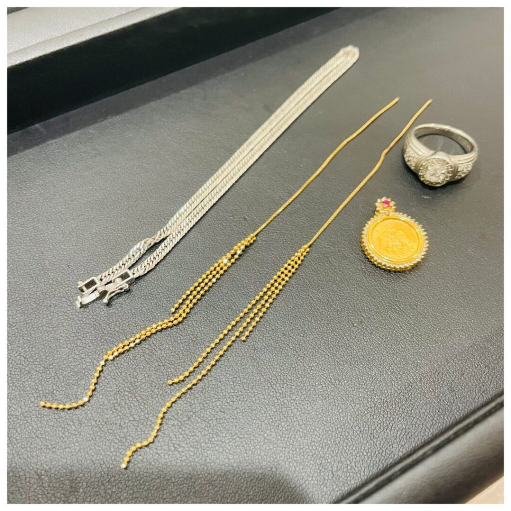 金とプラチナのアクセサリーの画像