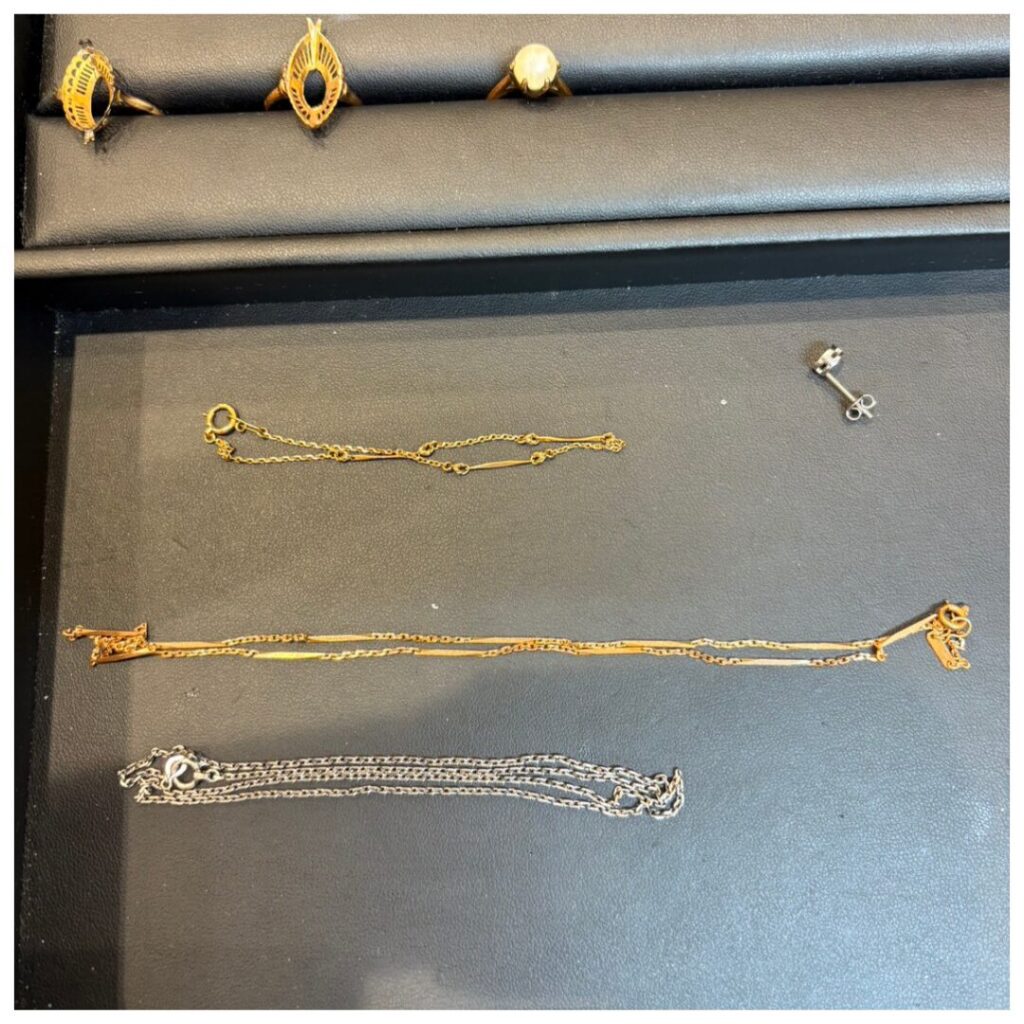 金とプラチナのアクセサリーの画像