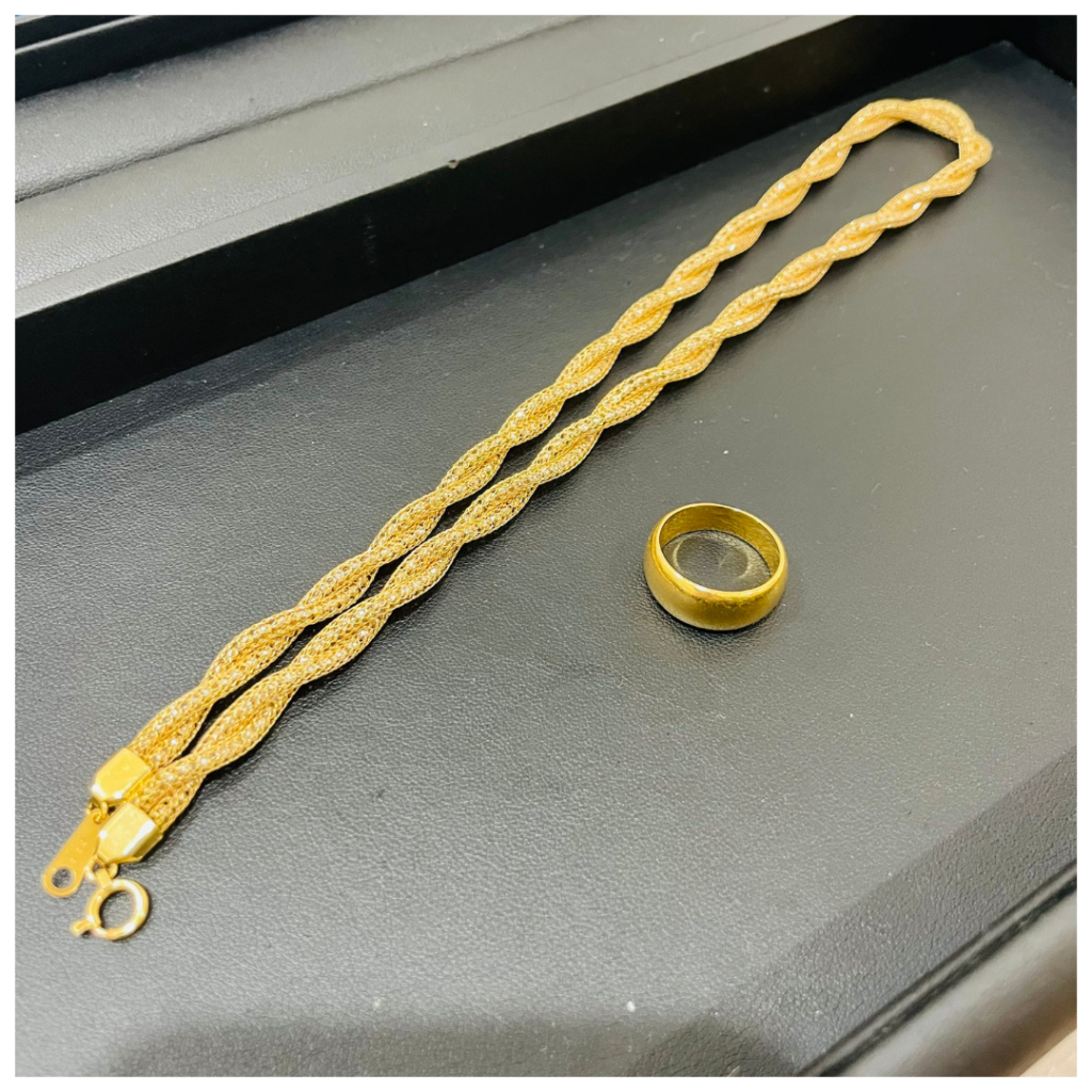 金のアクセサリーの画像
