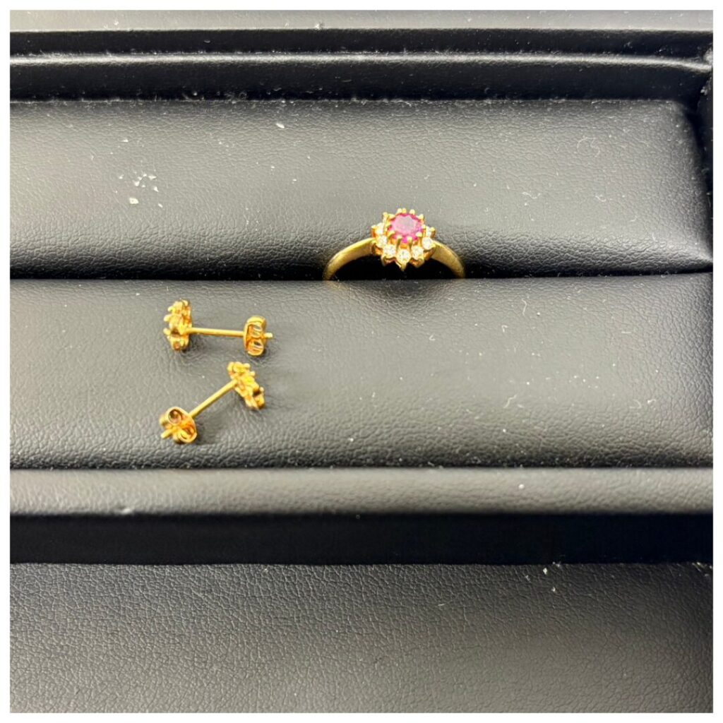 金のアクセサリーの画像
