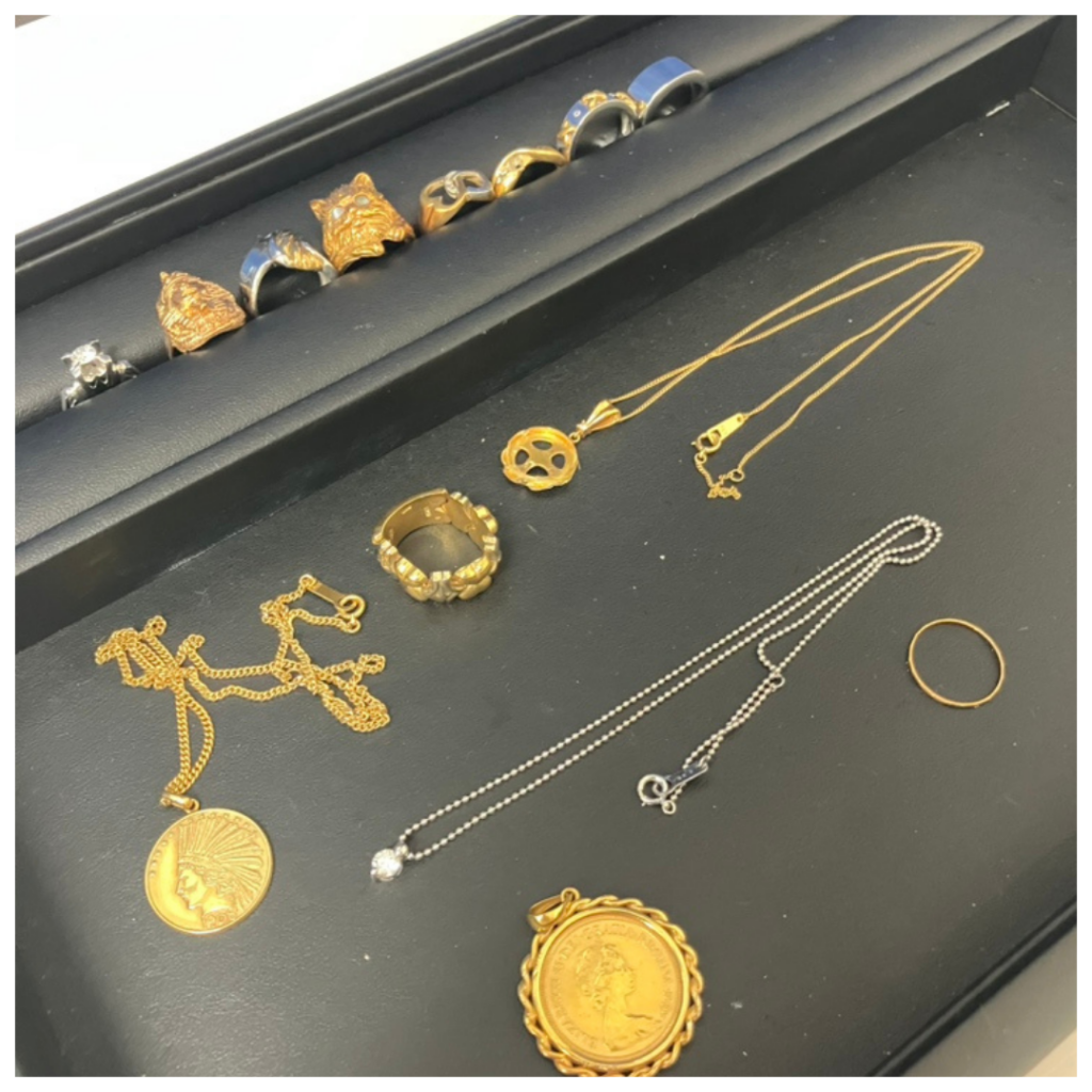 金のアクセサリーの画像