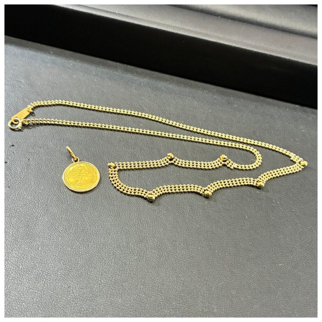 金のアクセサリーの画像