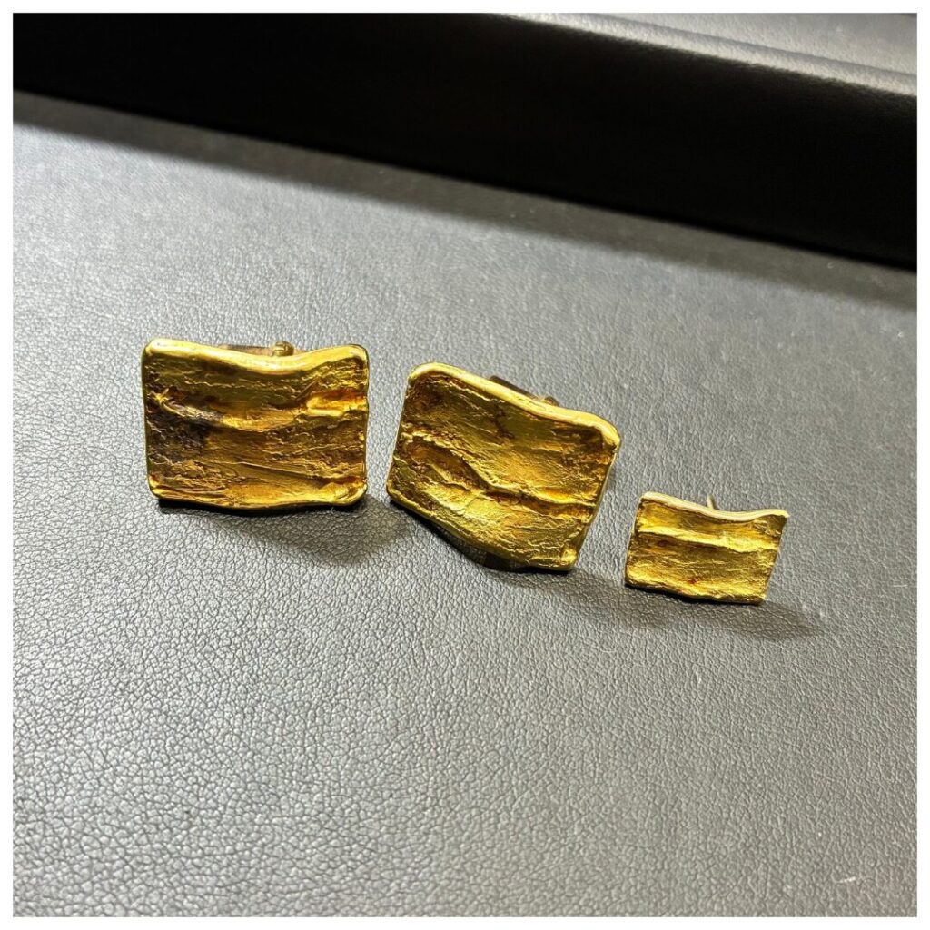 金のアクセサリーの画像