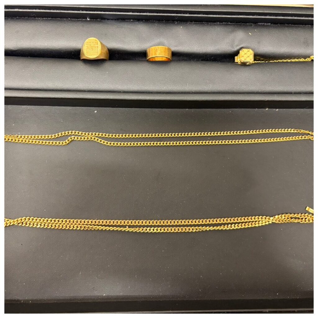 金のアクセサリーの画像