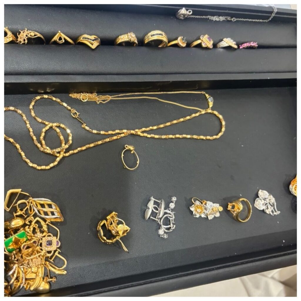 金のアクセサリーの画像