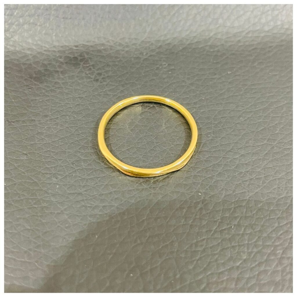 金のアクセサリーの画像