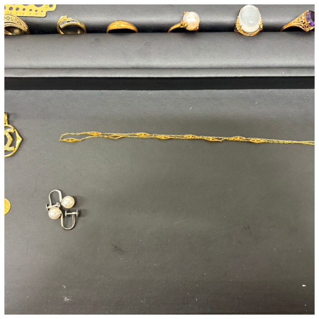 金のアクセサリーの画像
