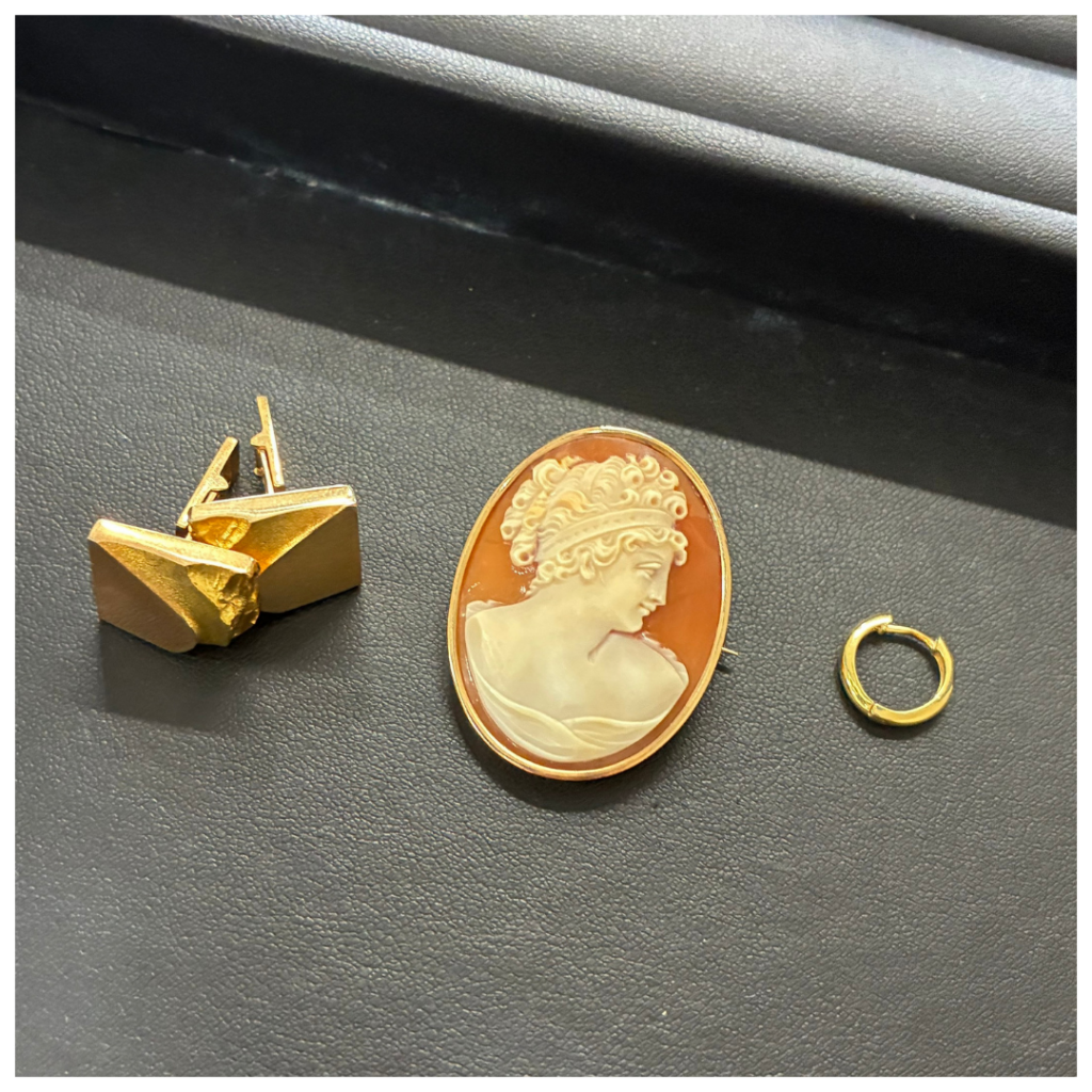 金のアクセサリーの画像