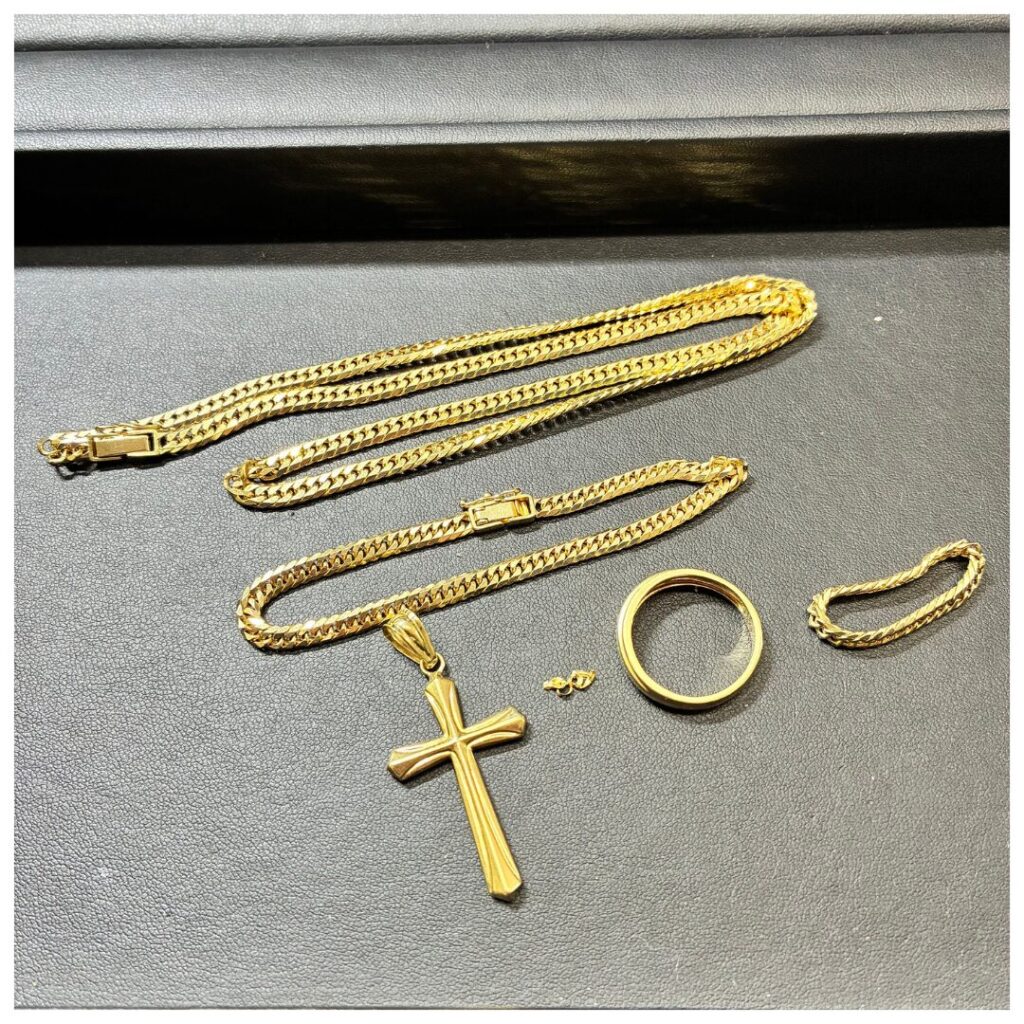 金のアクセサリーの画像