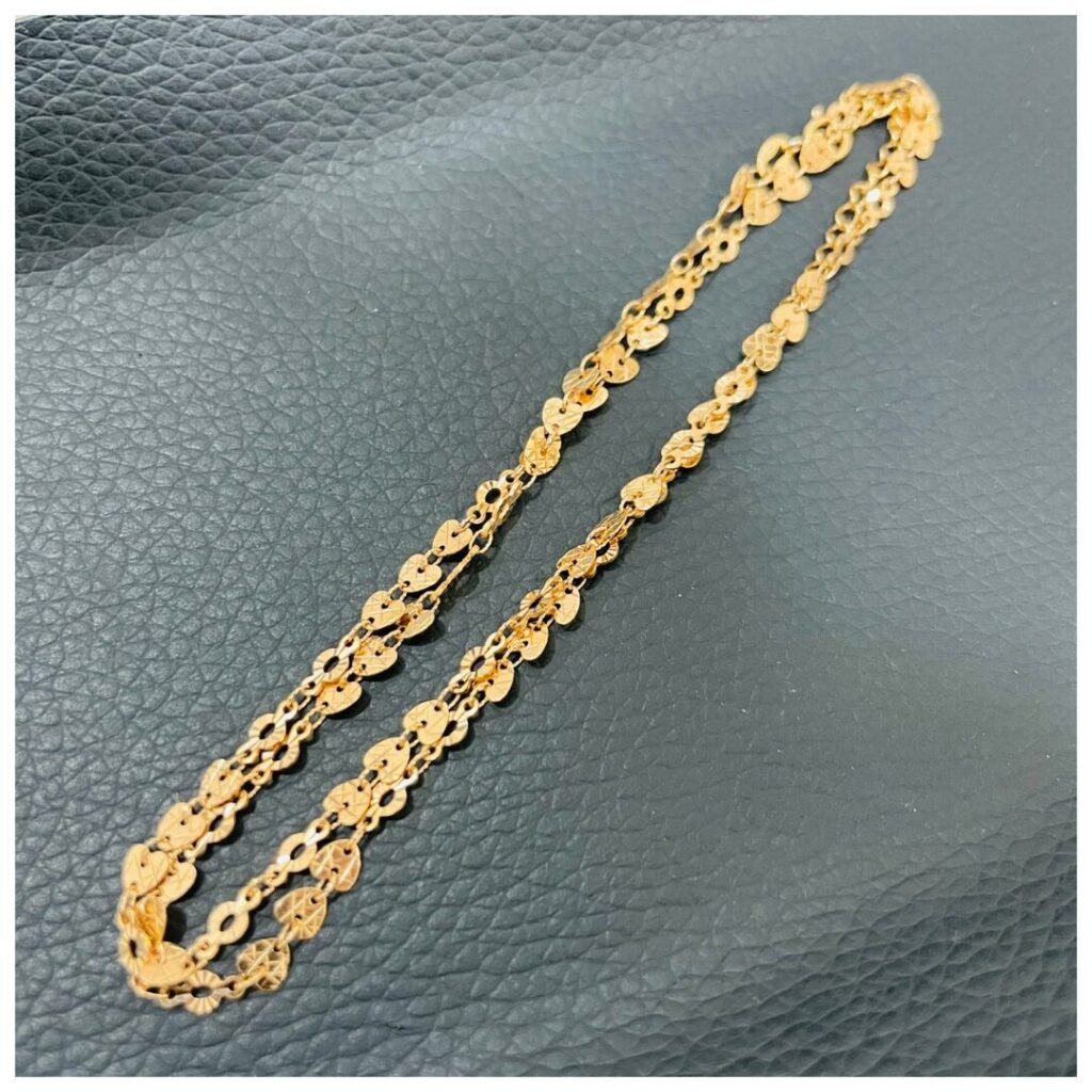 金のアクセサリーの画像