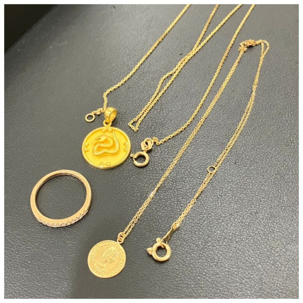 金のアクセサリーの画像