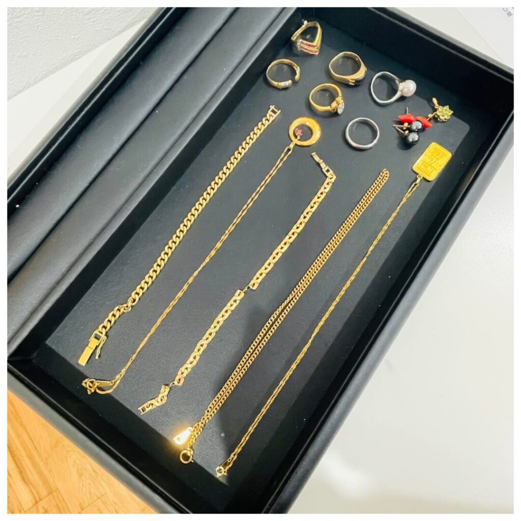 金のアクセサリーの画像