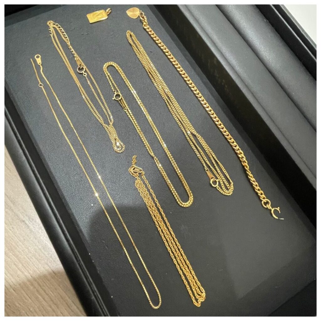 金のアクセサリーの画像