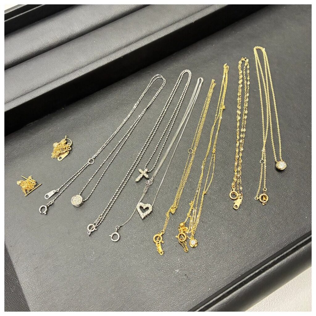 金のアクセサリーの画像
